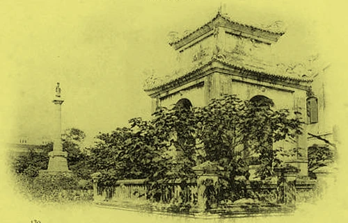 Đền vua Lê bên hồ Hoàn Kiếm