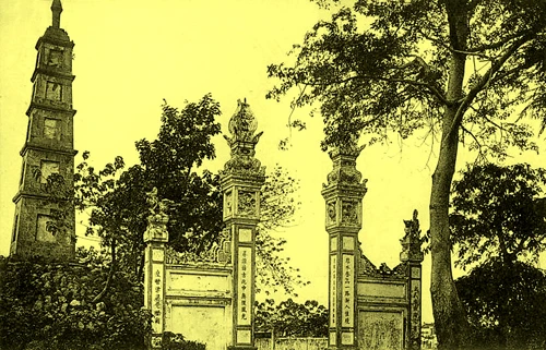 Tháp Bút bên hồ Hoàn Kiếm