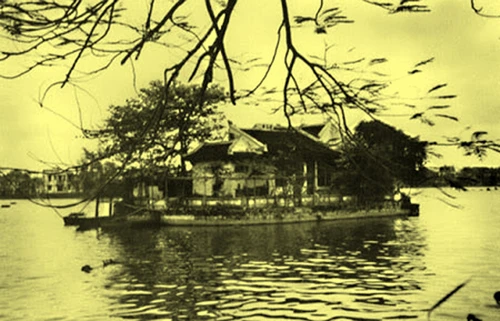 Đền Thủy Trung (trên hồ Trúc Bạch)