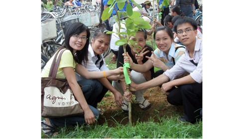 Thu Trang (bìa trái) trồng cây xanh với GREACT Huế tại Trường Đại học Khoa học Huế - Ảnh: Nguyễn Đông Thu Trang (bìa trái) trồng cây xanh với GREACT Huế tại Trường Đại học Khoa học Huế - Ảnh: Nguyễn Đông