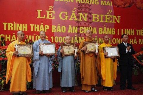 Hà Nội: Lễ gắn biển công trình tháp Báo Ân chùa Bằng A & nhận kỷ lục Phật giáo ảnh 11 Hà Nội: Lễ gắn biển công trình tháp Báo Ân chùa Bằng A & nhận kỷ lục Phật giáo ảnh 11
