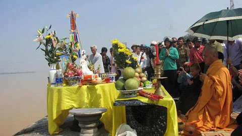 Lễ  cầu siêu nạn nhân vụ xe khách chìm ảnh 4