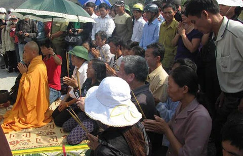 Lễ  cầu siêu nạn nhân vụ xe khách chìm ảnh 6