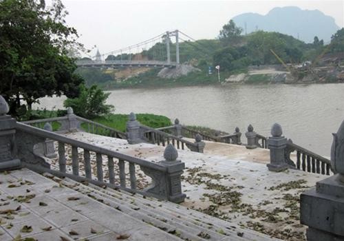 Từ chùa Bà Đanh nhìn ra cầu Cấm Sơn. Nếu tính theo đường chim bay, chùa Bà Đanh chỉ cách quốc lộ 21B khoảng 400m Từ chùa Bà Đanh nhìn ra cầu Cấm Sơn. Nếu tính theo đường chim bay, chùa Bà Đanh chỉ cách quốc lộ 21B khoảng 400m