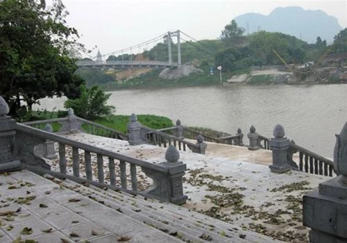 Từ chùa Bà Đanh nhìn ra cầu Cấm Sơn. Nếu tính theo đường chim bay, chùa Bà Đanh chỉ cách quốc lộ 21B khoảng 400m