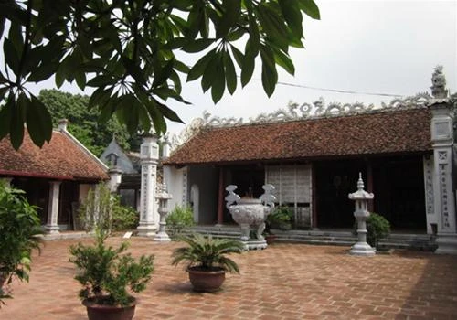 Lối vào chùa rợp bóng hàng nhãn Đôi rồng đá chạm khắc tinh xảo trong sân chùa Khu tam quan chùa Bà Đanh Kiến trúc gỗ tinh xảo trong chùa Cảnh đẹp của bãi đá cổ phía sau đền trình. Nhiều du khách đã đến chùa nhưng chưa khám phá nơi đây Cây đào tiên (sau bức phù điêu) trăm tuổi trĩu quả trong khuôn viên chùa Bà Đanh