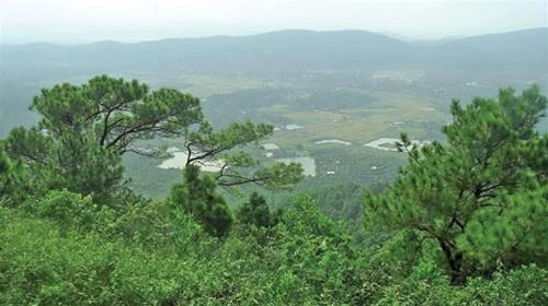 Từ bàn cờ tiên, ngắm nhìn khung cảnh dưới chân núi - Ảnh: Nguyễn Văn Hưởng