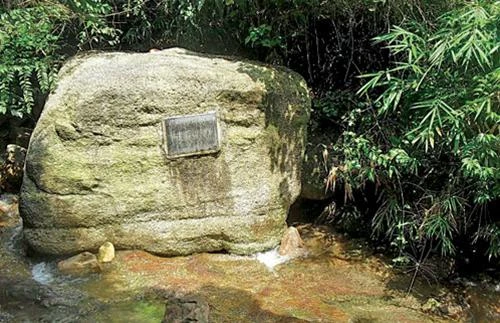 Thạch Bàn, nơi Nguyễn Trãi thường đến làm thơ - Ảnh: Nguyễn Văn Hưởng