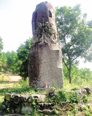 Cột đá cổ Lãm Sơn Tự