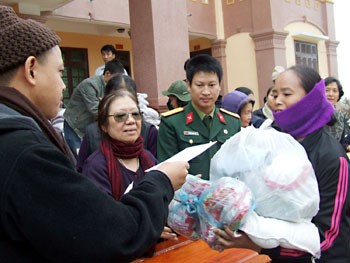 Sư thầy Thích Thanh Phương, các Phật tử và đại diện Báo QĐND tặng quà bà con vùng lũ xã Vĩnh Lộc Nhà sư, phật tử về vùng lũ