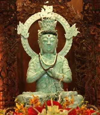 Tượng Phật bằng ngọc Jadeit tự nhiên (Ảnh: Quang Trung)
