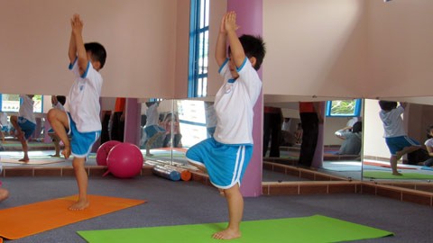 Mới 4 tuổi nhưng hai "nhóc tì" Trường Mầm non Trẻ thơ rất hào hứng với yoga Mới 4 tuổi nhưng hai "nhóc tì" Trường Mầm non Trẻ thơ rất hào hứng với yoga