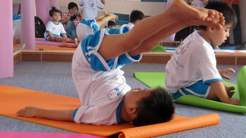 Bé còn biết uốn dẻo nữa Bé còn biết uốn dẻo nữa