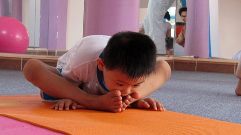 Mô phỏng theo các con vật sẽ giúp bé thích thú hơn với các bài tập yoga. "Xem con làm con rùa có giống không nè?", bé Khiếu, 4 tuổi nói. Mô phỏng theo các con vật sẽ giúp bé thích thú hơn với các bài tập yoga. "Xem con làm con rùa có giống không nè?", bé Khiếu, 4 tuổi nói.