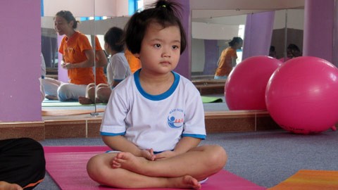 "Ngồi thiền" sẽ tập cho bé tính điềm tĩnh, tập trung tinh thần... "Ngồi thiền" sẽ tập cho bé tính điềm tĩnh, tập trung tinh thần...