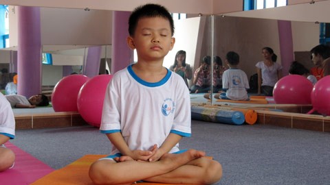 "Cô ơi, con "ngồi thiền" có giống nàng công chúa ngủ trong rừng không ạ?" "Cô ơi, con "ngồi thiền" có giống nàng công chúa ngủ trong rừng không ạ?"