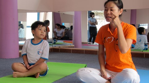 Nhiều bé chăm chú nghe lời hướng dẫn của giáo viên... Nhiều bé chăm chú nghe lời hướng dẫn của giáo viên...