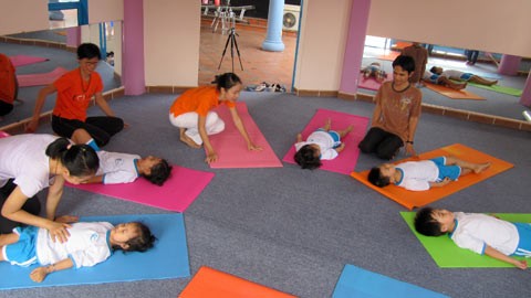 Yoga sẽ giúp cho các bé phát triển toàn diện về thể chất và tinh thần... Yoga sẽ giúp cho các bé phát triển toàn diện về thể chất và tinh thần...