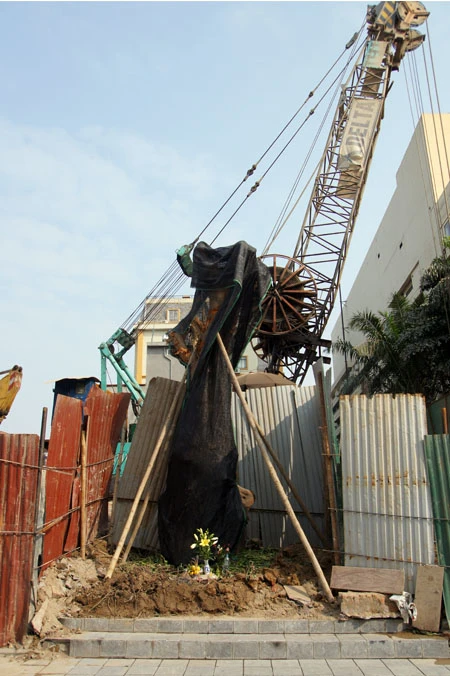 Ở Hà Nội, có rất nhiều cây bồ đề được mang đến từ đất Phật. Được biết đến nhiều nhất trong số đó là cây bồ đề phía sau chùa Một Cột Cây bồ đề được tách từ cội cây nơi Phật Thích Ca đắc đạo, do Tổng thống Rajendra Prasad tặng Chủ tịch Hồ Chí Minh nhân dịp Người sang thăm Ấn Độ năm 1958. Cây bồ đề đã được Người đem trồng trong sân chùa Một Cột và nay đã có vóc dáng rất cao lớn Một cây bồ đề khác cũng có nguồn gốc từ Ấn Độ là cây bồ đề trong sân chùa Trấn Quốc. Cây bồ đề này là quà của Tổng thống Ấn Độ Prasad tặng trong chuyến thăm Việt Nam năm 1959 Cây bồ đề này còn được gọi là “cây ngoại giao” vì đây là cây được Tổng thống Ấn Độ trồng để đáp lễ việc Bác Hồ đã trồng tặng Ấn Độ một cây đại (cũng là cây nhà Phật) trong chuyến thăm Ấn Độ trước đó. Hai bên tam quan của Văn Miếu - Quốc Tử Giám cũng có hai cây bồ đề cổ thụ. Không rõ cây được trồng từ bao giờ, nhưng dựa vào kích thước bộ rễ thì có lẽ cây đã có tuổi đời cả thế kỷ Một trong hai cây có bộ rễ rất lớn và dáng dấp kỳ lạ Chu vi của thân cây này khiến nhiều người ôm không xuể. Cây bồ đề phía trước đình An Thái - nơi thờ ông bà Võ Phục, một đôi vợ chồng già đã bỏ mình vì nước dưới triều Lý Nhân Tông cũng khá nổi tiếng Thời xưa, cây bồ đề này là điểm họp chợ truyền thống vào mỗi phiên chợ trâu bò cuối năm của chợ Bưởi. Ngày nay, cây bồ đề vẫn nằm bên cạnh chợ Bưởi Hà Nội còn có một cây bồ đề được cho là rất thiêng, nằm trên đường 19-12. Ngày toàn quốc kháng chiến, nơi đây trở thành khu mộ tập thể của các nạn nhân chết trong khu vực Hàng Bông - Cửa Nam. Từ đó đến nay, dưới cây bồ đề luôn có một bàn thờ nhỏ tưởng nhớ đến những nạn nhân của chiến tranh năm xưa Rất đáng buồn là cách đây ít ngày, cây bồ đề này đã bị một công ty xây dựng bứng bỏ. Trước sức ép của dư luận, công ty này đã phải trồng lại cây bồ đề ở vị trí cũ Tuy nhiên, với những tổn thương rất lớn (ngọn bị cưa cụt, trên thân có một vết cưa gần đứt ngang, rễ cây bị cắt trụi...), khả năng tồn tại của cây đang bị đe dọa