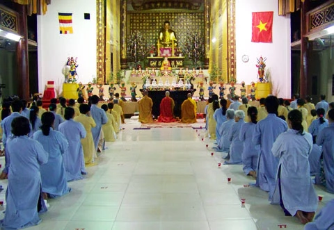 Kiên Giang: Chùa Phật Quang tổ chức lễ hội hoa đăng nhân lễ vía Đức Phật Dược Sư ảnh 1