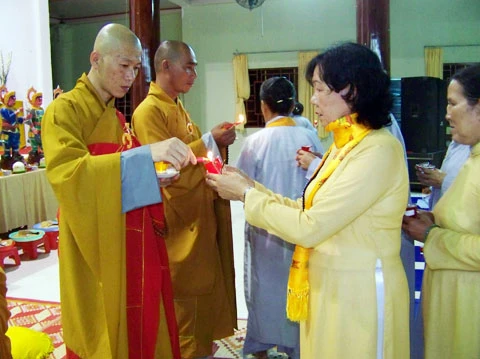 Kiên Giang: Chùa Phật Quang tổ chức lễ hội hoa đăng nhân lễ vía Đức Phật Dược Sư ảnh 9