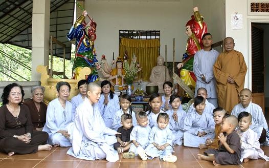Mai am TT Quan Am truoc Chanh dien tam hien nay (SC tru tri, nguoi thu 5 ke tu ben trai)~.JPG