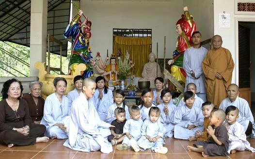 Mai am TT Quan Am truoc Chanh dien tam hien nay (SC tru tri, nguoi thu 5 ke tu ben trai)~.JPG