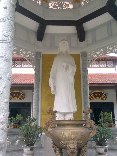 Về Huế đánh tiếng chuông Hòa Bình ảnh 2 Tượng công chúa Huyền Trân