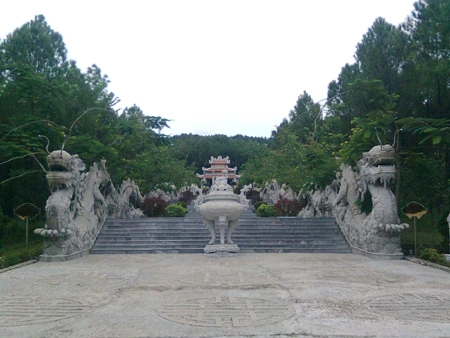 Cặp rồng đá trước sân điện thờ Đức vua Trần Nhân Tông đạt kỷ lục dài nhất Việt Nam