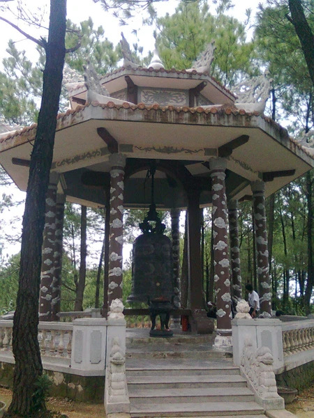 Tháp chuông Hòa Bình.