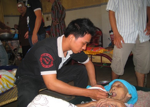 Có nhiều cụ bị bại liệt phải đút từng muỗng cơm. Ảnh: Ngoan Ngoan Có nhiều cụ bị bại liệt phải đút từng muỗng cơm. Ảnh: Ngoan Ngoan