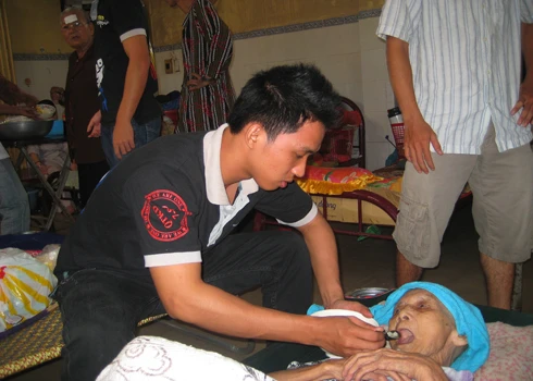 Có nhiều cụ bị bại liệt phải đút từng muỗng cơm. Ảnh: Ngoan Ngoan