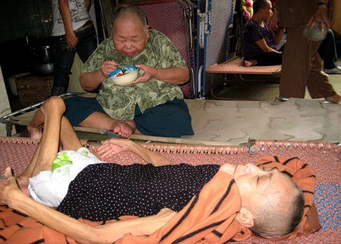 Mỗi người một cảnh ngộ, các cụ bà không có gia đình đã tìm đến nương thân chốn cửa Phật để sống quãng đời ngắn ngủi còn lại. Ảnh: Ngoan Ngoan