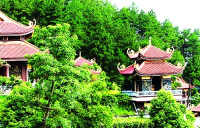Các lầu Chuông, lầu Trống nằm xen lẫn với rừng thông. Bậc đá dẫn lên chính giữa đại điện. Tòa Đại Hùng Bảo Điện. Các đệ tử nghe giảng giải Phật pháp. Các lầu Chuông, lầu Trống nằm xen lẫn với rừng thông. Bậc đá dẫn lên chính giữa đại điện. Tòa Đại Hùng Bảo Điện. Các đệ tử nghe giảng giải Phật pháp.