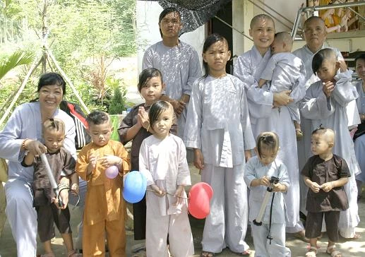 Dai gia dinh TT Quan Am~.JPG