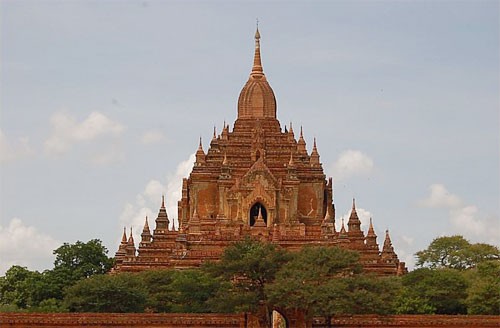 Toàn cảnh quần thể di tích Bagan. Ảnh: Corbis. Chùa Giglo XIII trong quần thể di tích Bagan. Mỗi tòa tháp là một công trình điêu khắc tinh xảo. Ảnh: Dhama. Đền Sulamani Guphaya được xây dựng từ thế kỷ 12, là một trong những địa điểm thu hút khách du lịch nhất trong toàn quần thể. Tên của đền có nghĩa là "Ngọc quý". Ảnh: Dhama. Một góc tường rêu phong màu thời gian. Ảnh: Dhama. Bình minh ngái ngủ trên Bagan. Ảnh: Dhama. Ảnh: Corbis Một thời vàng son ở Bagan