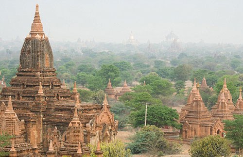 Toàn cảnh quần thể di tích Bagan. Ảnh: Corbis. Chùa Giglo XIII trong quần thể di tích Bagan. Mỗi tòa tháp là một công trình điêu khắc tinh xảo. Ảnh: Dhama. Đền Sulamani Guphaya được xây dựng từ thế kỷ 12, là một trong những địa điểm thu hút khách du lịch nhất trong toàn quần thể. Tên của đền có nghĩa là "Ngọc quý". Ảnh: Dhama. Một góc tường rêu phong màu thời gian. Ảnh: Dhama. Bình minh ngái ngủ trên Bagan. Ảnh: Dhama. Ảnh: Corbis Một thời vàng son ở Bagan