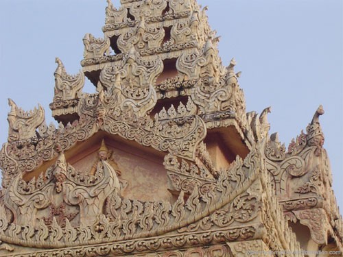 Toàn cảnh quần thể di tích Bagan. Ảnh: Corbis. Chùa Giglo XIII trong quần thể di tích Bagan. Mỗi tòa tháp là một công trình điêu khắc tinh xảo. Ảnh: Dhama. Đền Sulamani Guphaya được xây dựng từ thế kỷ 12, là một trong những địa điểm thu hút khách du lịch nhất trong toàn quần thể. Tên của đền có nghĩa là "Ngọc quý". Ảnh: Dhama. Một góc tường rêu phong màu thời gian. Ảnh: Dhama. Bình minh ngái ngủ trên Bagan. Ảnh: Dhama. Ảnh: Corbis Một thời vàng son ở Bagan