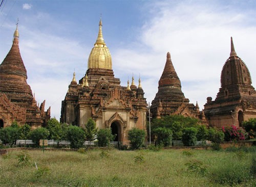 Toàn cảnh quần thể di tích Bagan. Ảnh: Corbis. Chùa Giglo XIII trong quần thể di tích Bagan. Mỗi tòa tháp là một công trình điêu khắc tinh xảo. Ảnh: Dhama. Đền Sulamani Guphaya được xây dựng từ thế kỷ 12, là một trong những địa điểm thu hút khách du lịch nhất trong toàn quần thể. Tên của đền có nghĩa là "Ngọc quý". Ảnh: Dhama. Một góc tường rêu phong màu thời gian. Ảnh: Dhama. Bình minh ngái ngủ trên Bagan. Ảnh: Dhama. Ảnh: Corbis Một thời vàng son ở Bagan