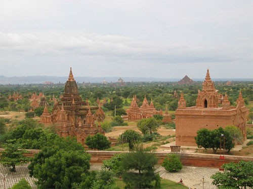 Toàn cảnh quần thể di tích Bagan. Ảnh: Corbis. Chùa Giglo XIII trong quần thể di tích Bagan. Mỗi tòa tháp là một công trình điêu khắc tinh xảo. Ảnh: Dhama. Đền Sulamani Guphaya được xây dựng từ thế kỷ 12, là một trong những địa điểm thu hút khách du lịch nhất trong toàn quần thể. Tên của đền có nghĩa là "Ngọc quý". Ảnh: Dhama. Một góc tường rêu phong màu thời gian. Ảnh: Dhama. Bình minh ngái ngủ trên Bagan. Ảnh: Dhama. Ảnh: Corbis Một thời vàng son ở Bagan