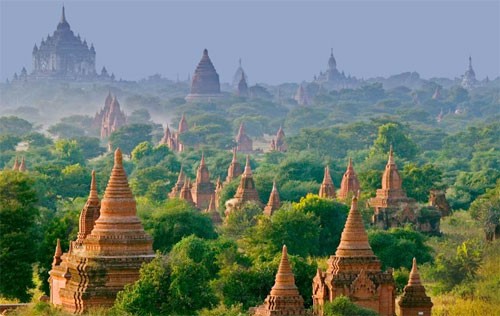 Toàn cảnh quần thể di tích Bagan. Ảnh: Corbis. Chùa Giglo XIII trong quần thể di tích Bagan. Mỗi tòa tháp là một công trình điêu khắc tinh xảo. Ảnh: Dhama. Đền Sulamani Guphaya được xây dựng từ thế kỷ 12, là một trong những địa điểm thu hút khách du lịch nhất trong toàn quần thể. Tên của đền có nghĩa là "Ngọc quý". Ảnh: Dhama. Một góc tường rêu phong màu thời gian. Ảnh: Dhama. Bình minh ngái ngủ trên Bagan. Ảnh: Dhama. Ảnh: Corbis Một thời vàng son ở Bagan
