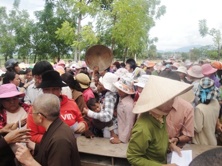 Cứu trợ lũ lụt 2.jpg