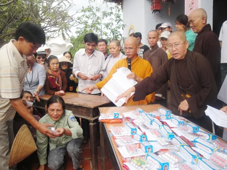 Cứu trợ lũ lụt 4.jpg