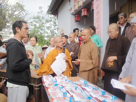Cứu trợ lũ lụt 5.jpg