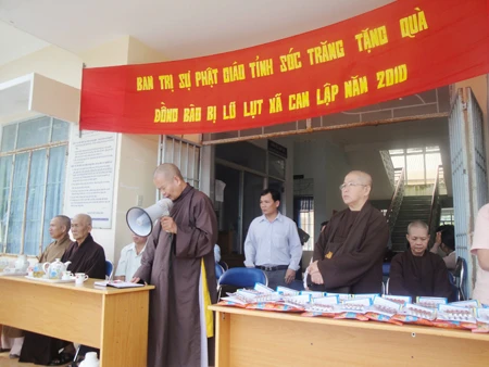Cứu trợ lũ lụt 7.jpg