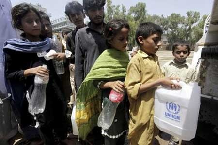 Người dân sơ tán xếp hàng để lấy nước sạch tại Peshawar, Pakistan vao ngay 31- 07. anh AP.jpg