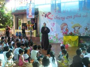 Sư thầy Thích Đàm Tiền đang dạy học cho các em khuyết tật tại lớp học tình thương