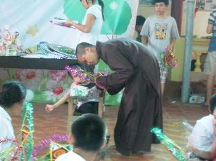 Sư thầy ân cần chăm sóc các em