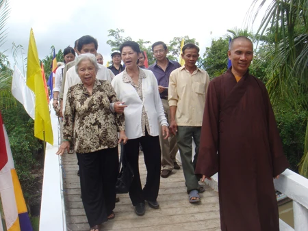 TT Thích Minh Hạnh và các nhà hảo tâm.jpg