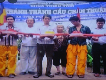 cắt băng khánh thành cầu Chân Thuận.jpg